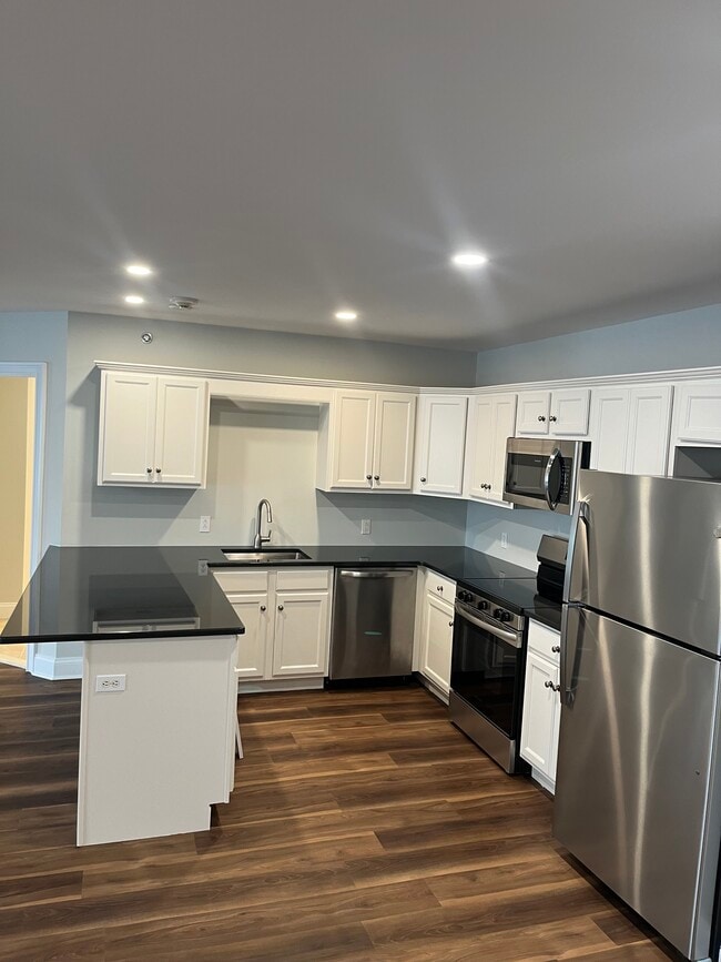 Building Photo - 94 Danbury Rd