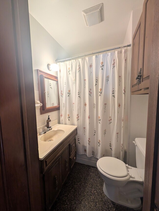 Baño - 807 Pleasant St