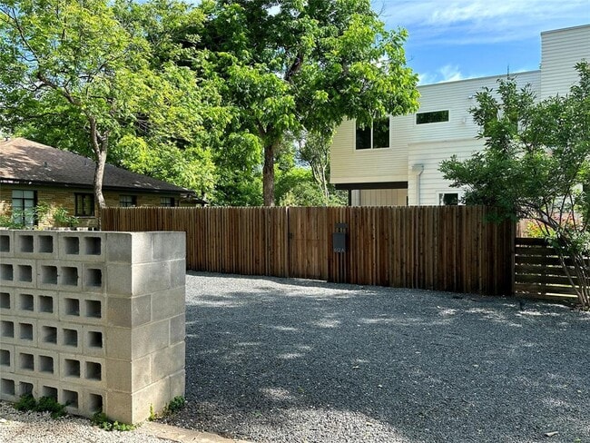 Building Photo - 612 W Johanna St