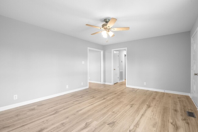 Building Photo - Newly Renovated 3 Bedroom Pet Friendly Hom...