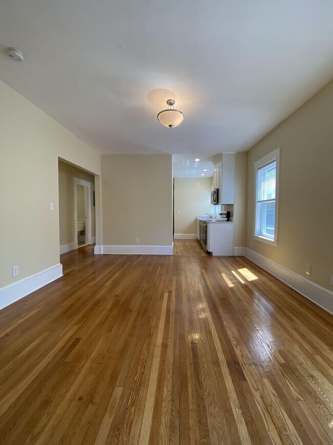 Foto del edificio - WOW!!!  BRIGHT & SUNNY BROOKLINE 4 BED/2 BATH AVAILABLE SEPTEMBER 1ST