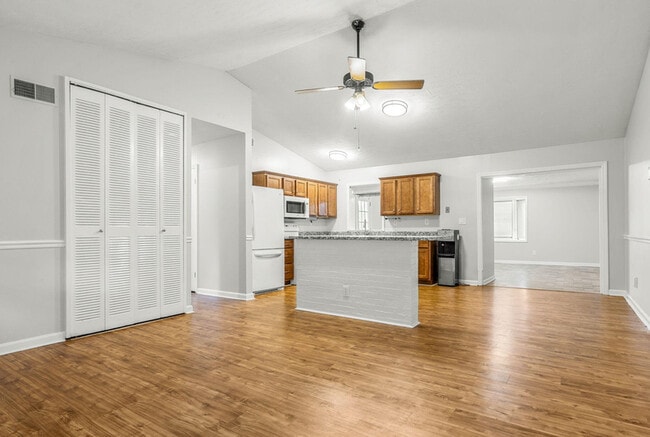 Building Photo - 2404 Silverbrook Ave