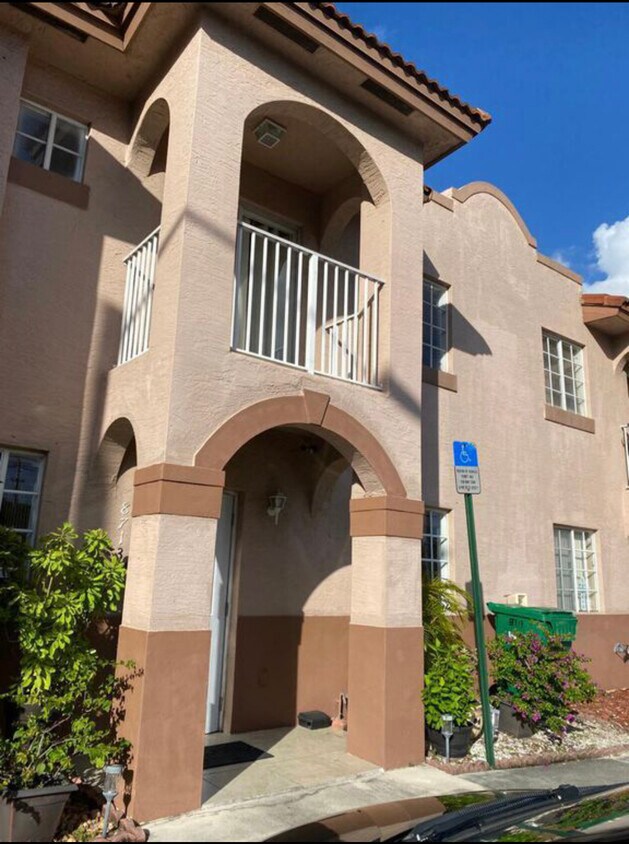 8713 NW 107th St, Hialeah Gardens, FL 33018 House for Rent in Hialeah