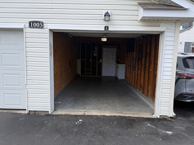 Building Photo - 1006 Hartford Village Blvd