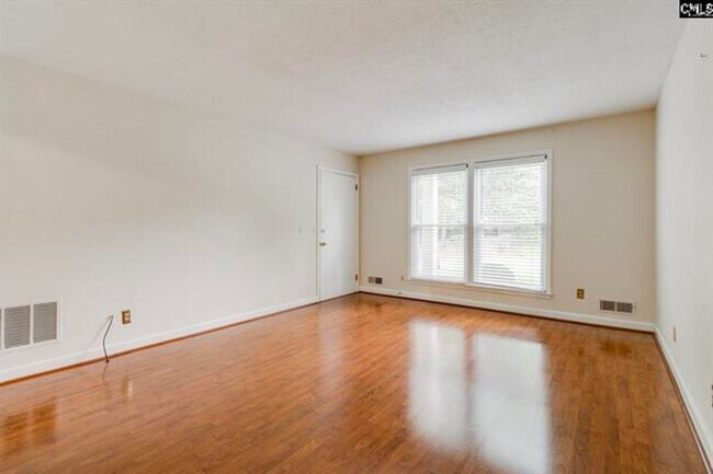 Foto del edificio - MOVE-IN READY IN FOREST ACRES!