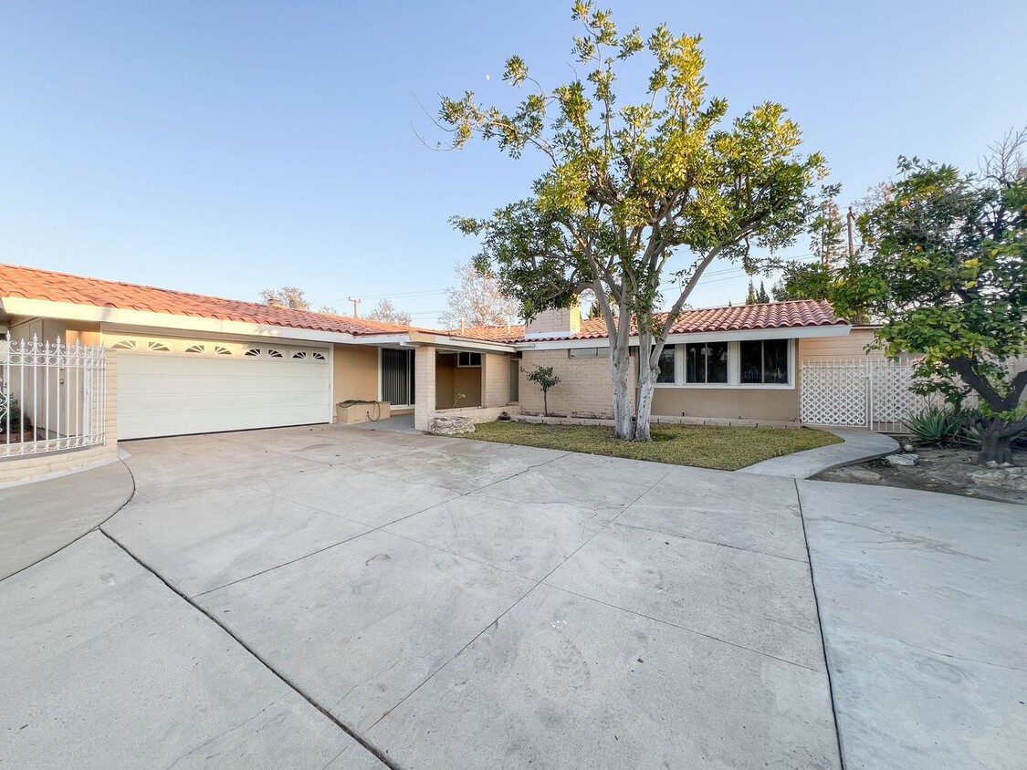 Primary Photo - Rossmoor - 4 Bed House - Beautiful Kitchen...