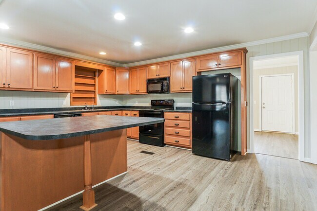 Building Photo - Spacious 3 Bedroom Home