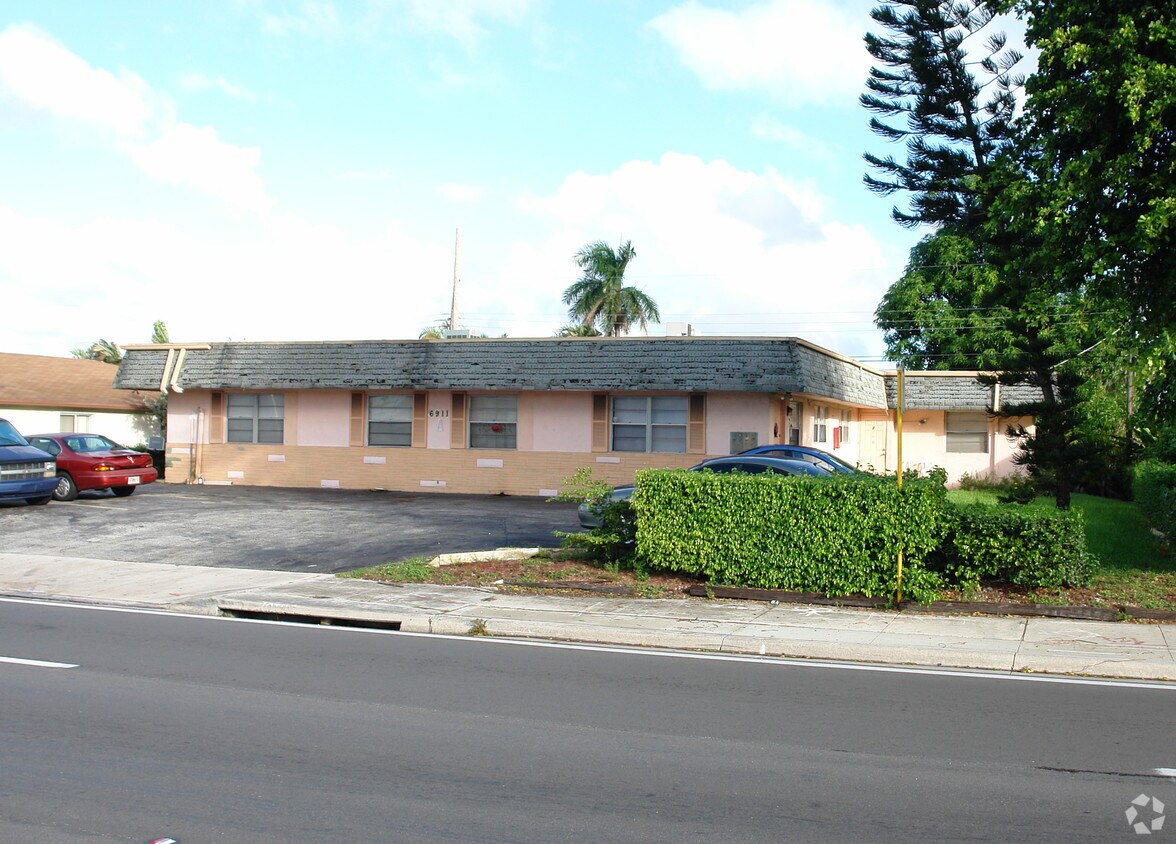 Primary Photo - 6911 Pembroke Rd