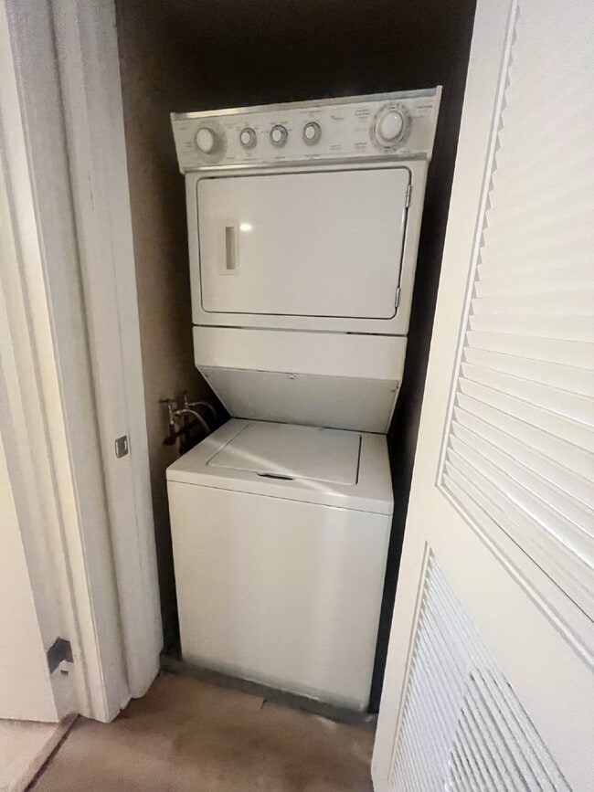 Building Photo - "Coastal Living Awaits: Spacious 2BR Condo...