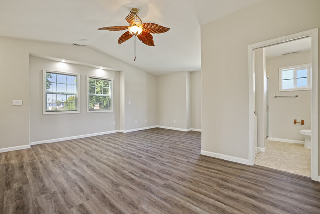 Foto del edificio - 2457 Warburton Ave
