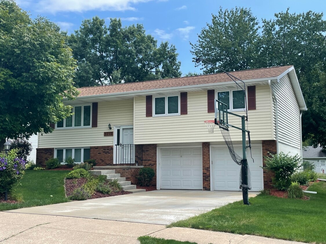 3210 W Chadwick Ln, Peoria, IL 61614