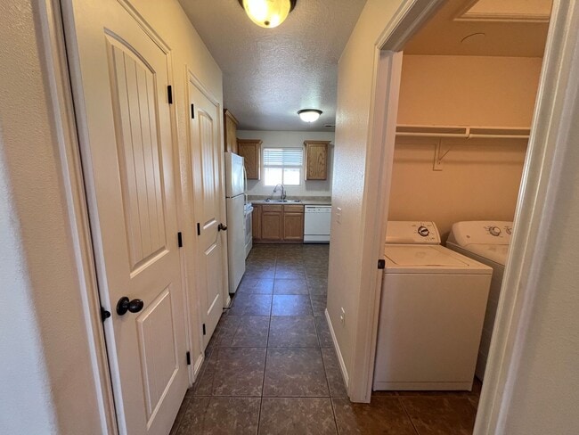 Building Photo - Move-In Discount! 2 Bedroom - 1 bath - Beautiful Views and Great Location!