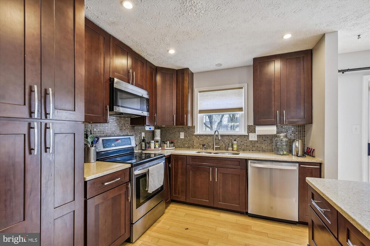 Primary Photo - 1705 Remington Dr