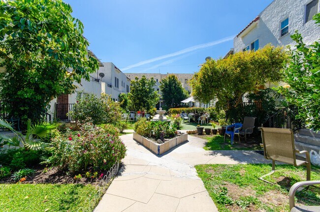 Building Photo - 5134 De Longpre Ave