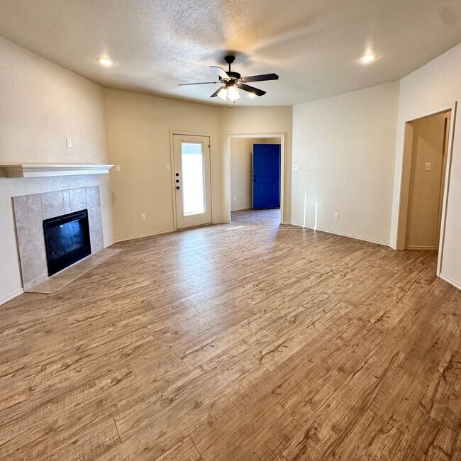 Building Photo - 3 Bedroom 2 Bath Home Located On Cul-de-Sac