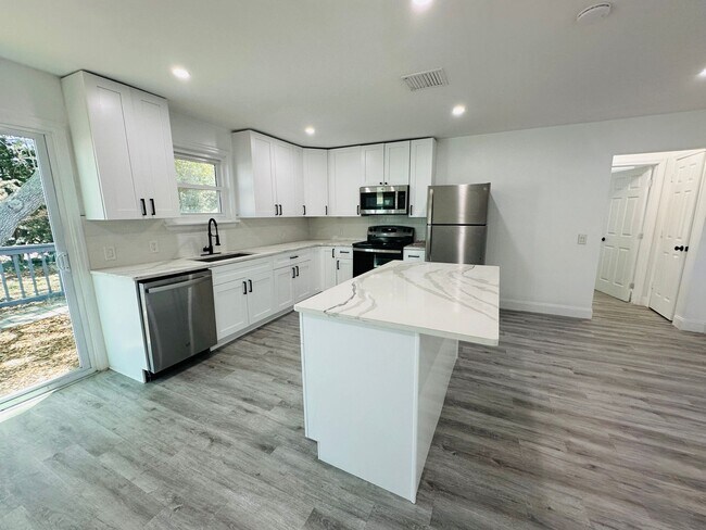 Building Photo - Charming 3 Bed, 2 Bath Oasis: Minutes from...