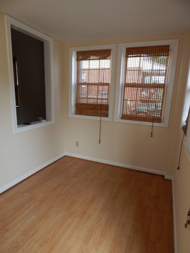 Foto del edificio - NICELY UPDATED DUPLEX NEAR METRO