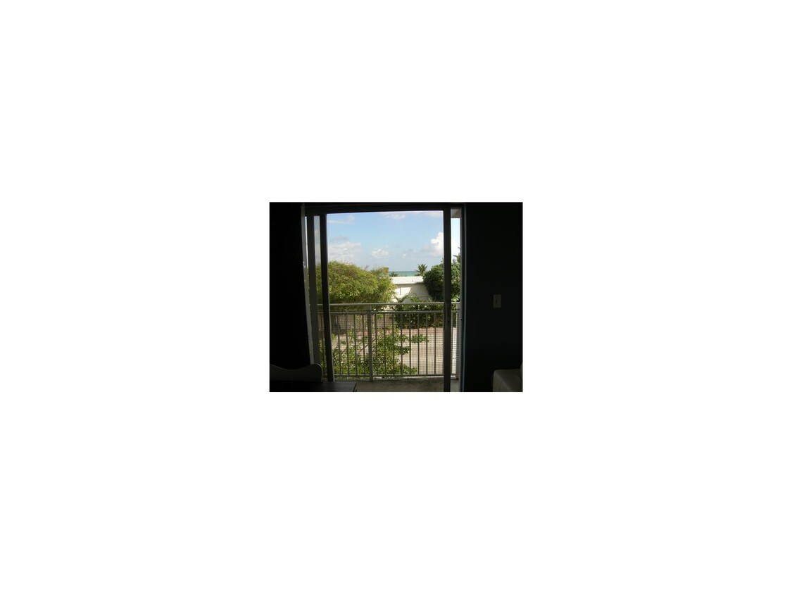 Primary Photo - 9008 Collins Ave