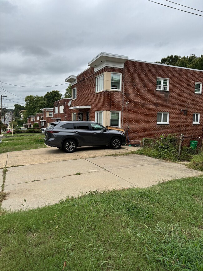 Building Photo - 1824 Chillum Rd