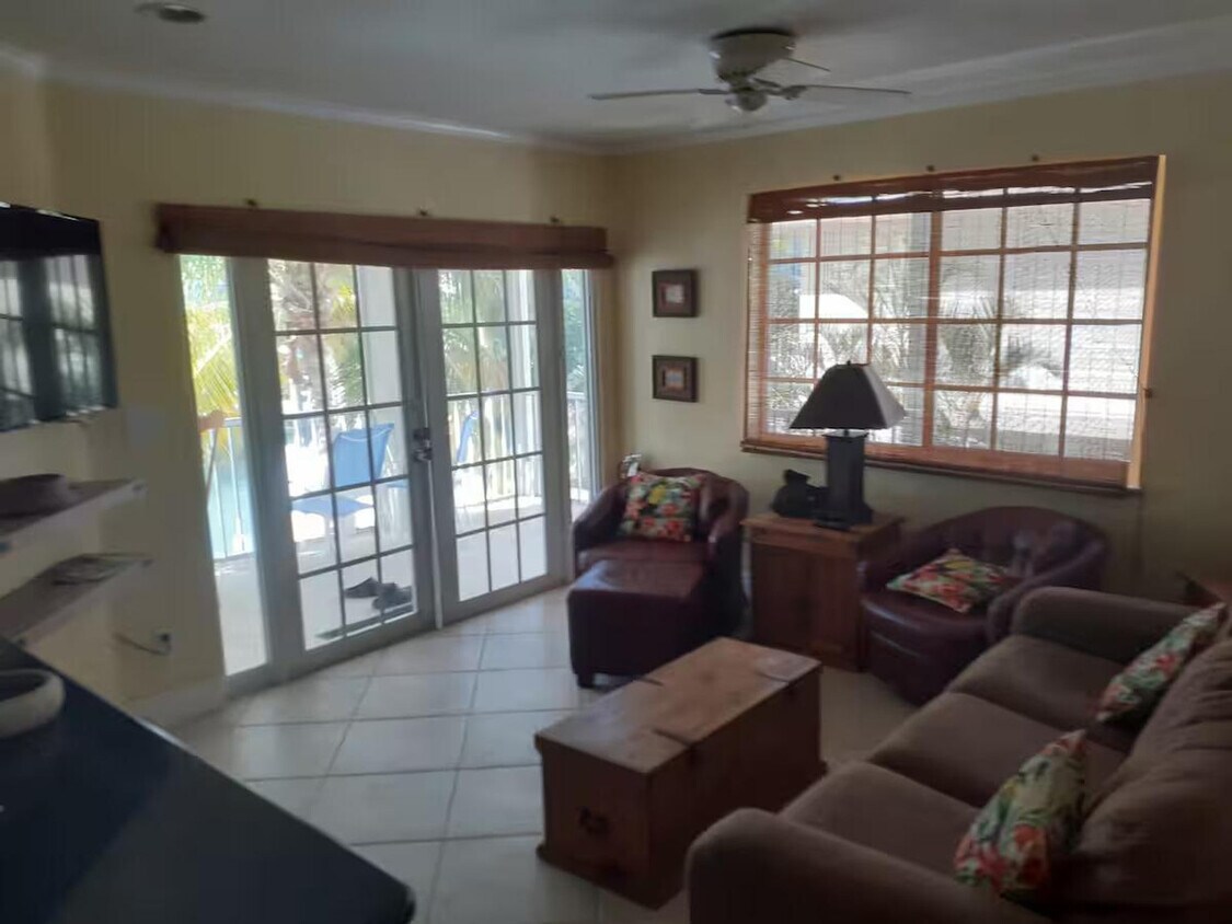 Foto principal - 9922 Aviation Blvd
