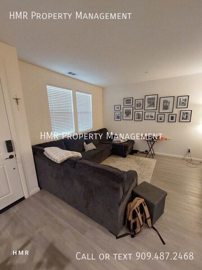 Building Photo - Stylish 3-Bedroom Townhouse