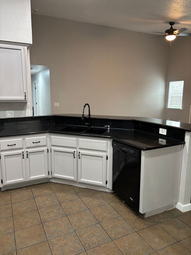 Foto del edificio - 3 B/D 2 BA HOME WITH AN OFFICE IN YUBA CITY AVAILABLE NOW!