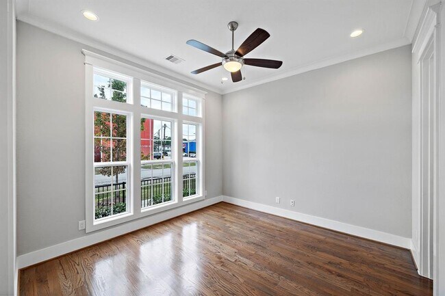 Building Photo - 406 W 28th St