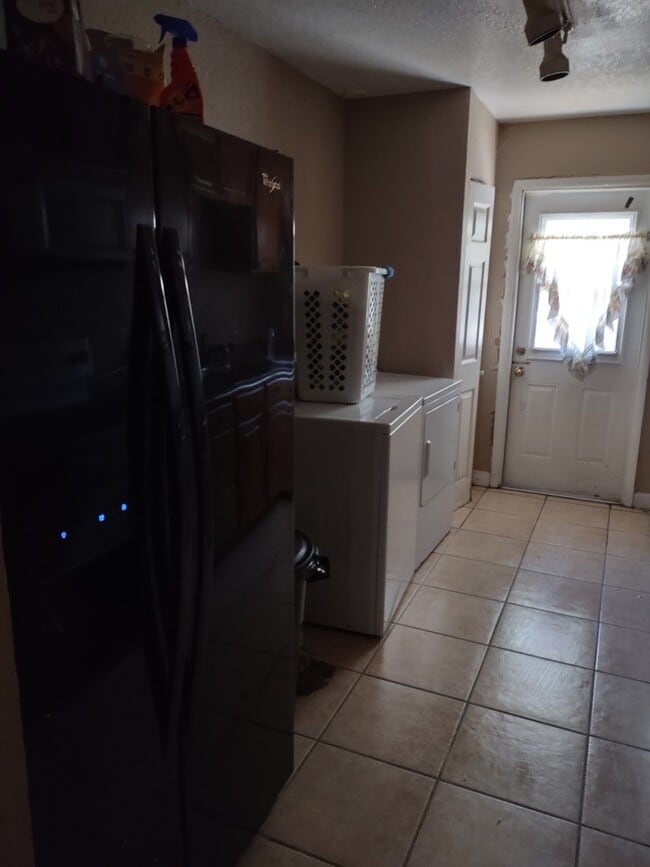 Building Photo - 220 Cherokee Ct