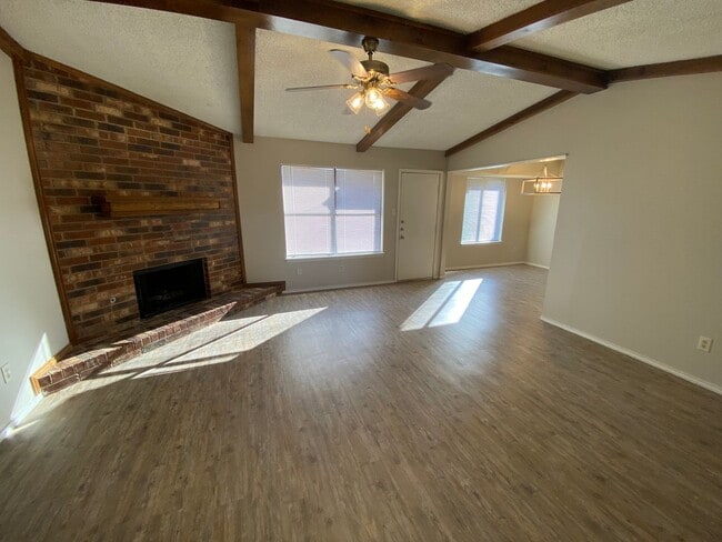 Building Photo - Updated and cozy 3/2/2