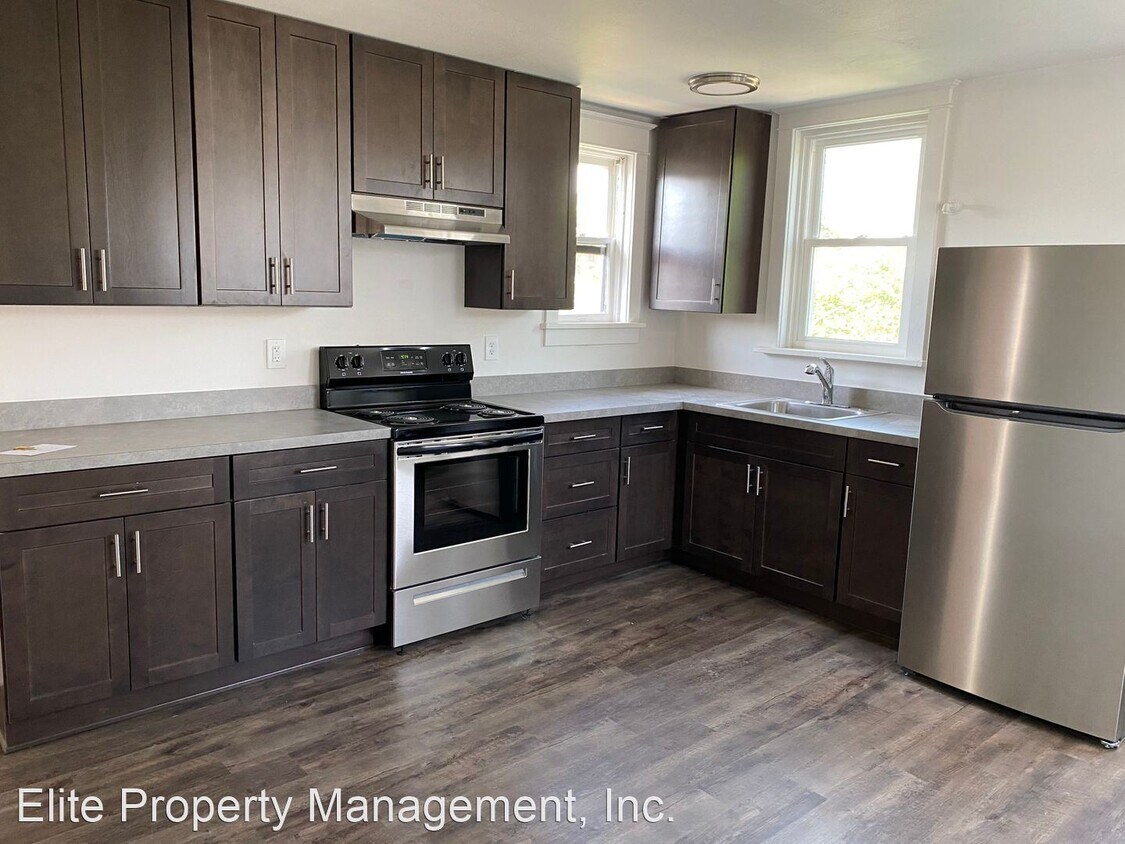 Primary Photo - 3 br, 1 bath House - 137 S. Beaver St. Apt. C