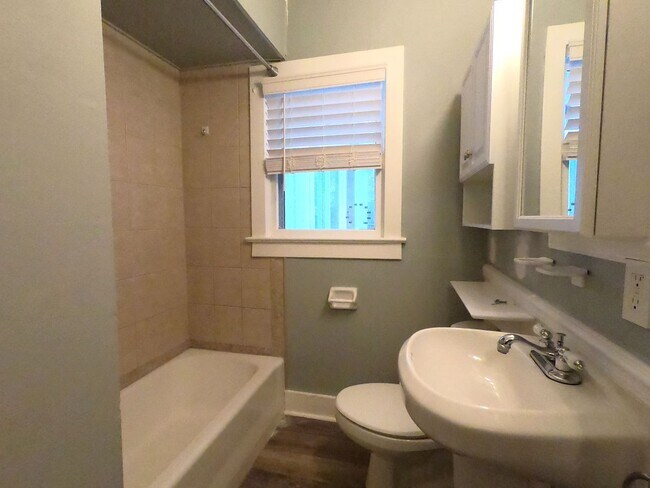 Foto del edificio - SEE IT NOW: Charming and beautifully updated bungalow in the heart of Kansas City!