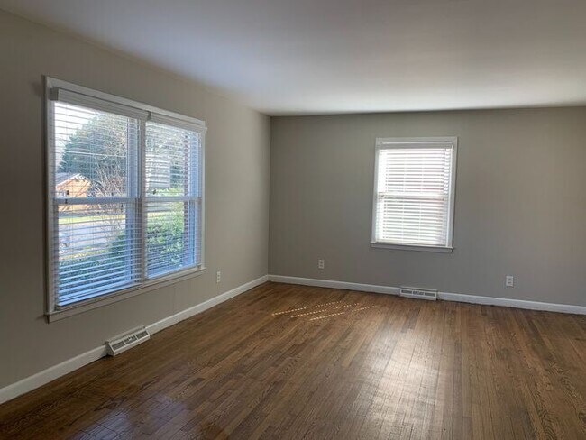 Building Photo - 807 Plummer Dr