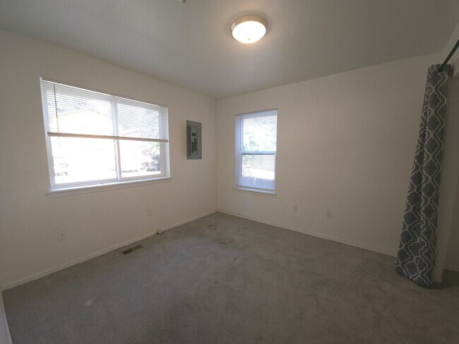 Foto del edificio - 5 Bed On The Hill!