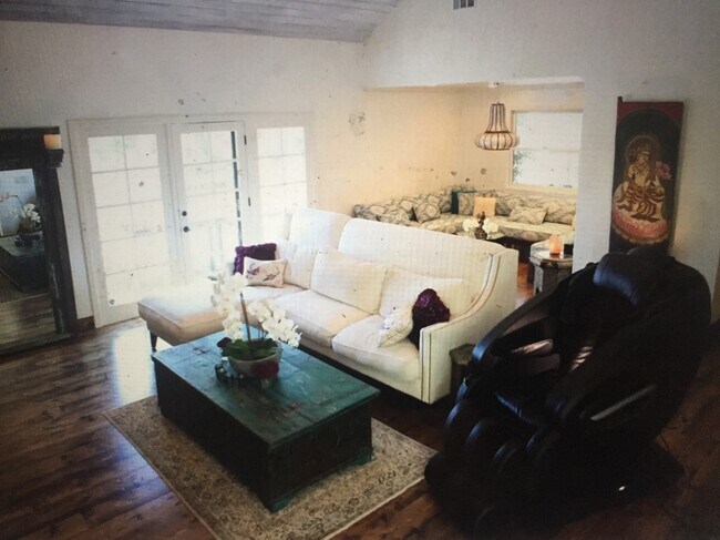 Building Photo - 11089 Encino Dr
