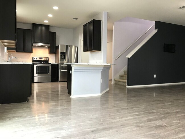 Building Photo - Great Location, Great Price
