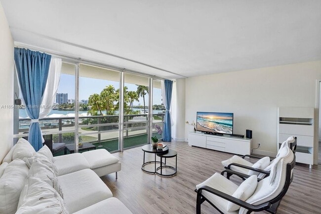 Foto del edificio - 900 Bay Dr