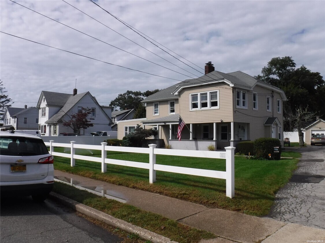 Primary Photo - 76 Solomon Ave