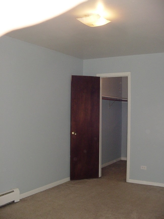 1 bedroom closet entry - 546 Eichler Dr
