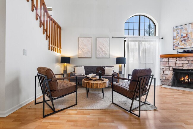 Foto del edificio - Bright and Spacious 2-Bedroom Condo + Loft...
