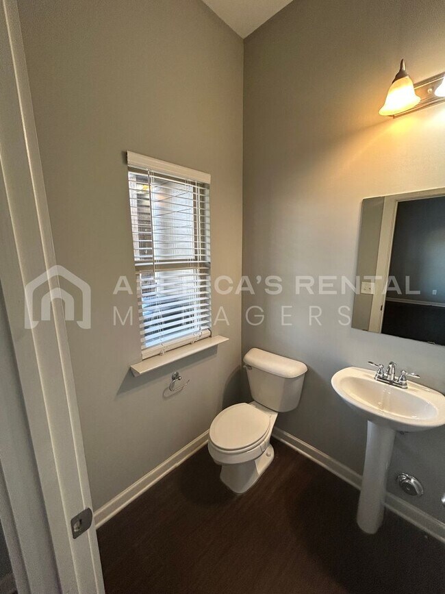 Building Photo - DEPOSIT PENDING! Town home available for r...