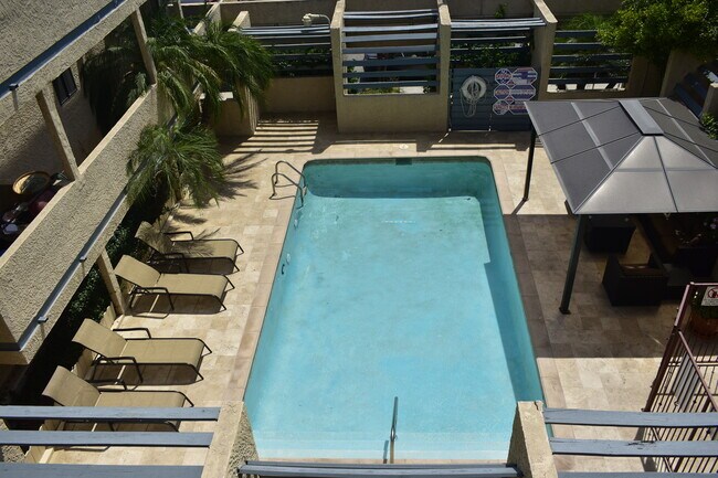 Área de piscina y lounge - Canyon Crest
