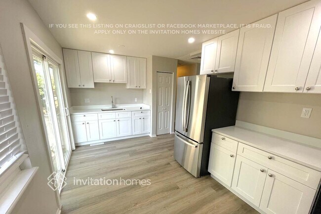 Building Photo - 1405 Explorador Calle