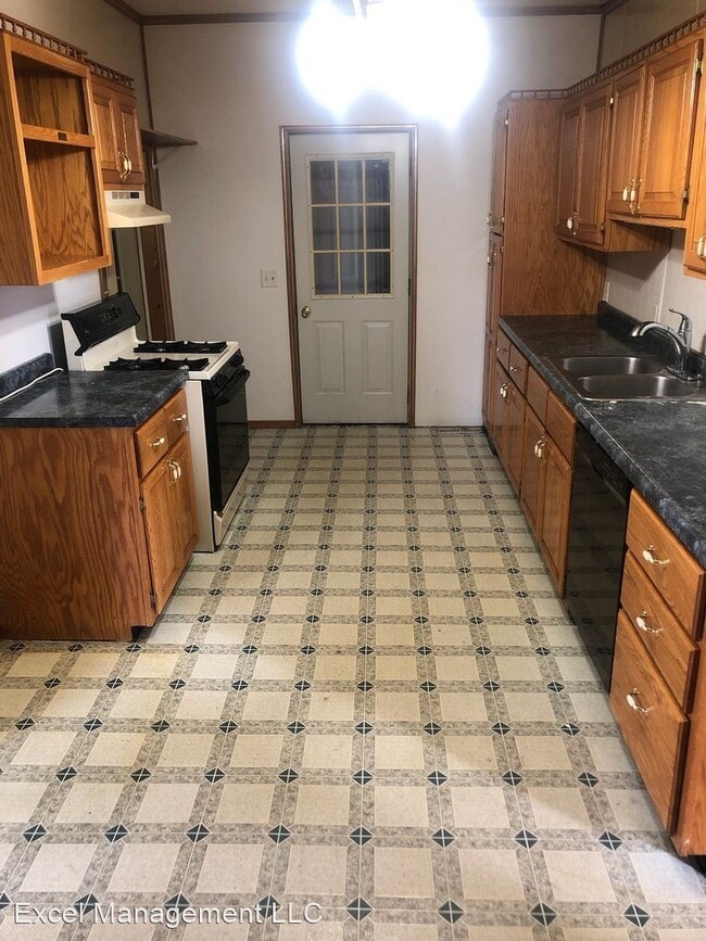 Building Photo - 4 br, 1 bath House - 104 River St