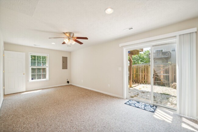 Foto del edificio - Stunning end-unit townhouse in the highly ...
