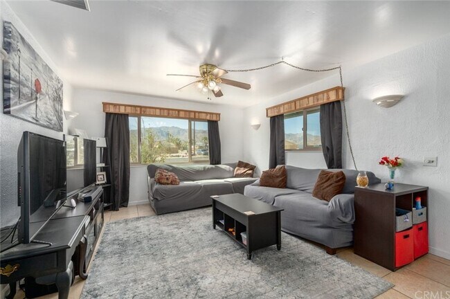 Building Photo - Large 4 Bedroom Home Central 29 Palms