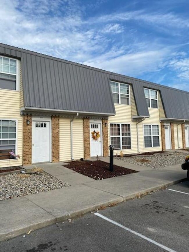 Building Photo - NEW LISTING! 2 Bedroom Townhouse