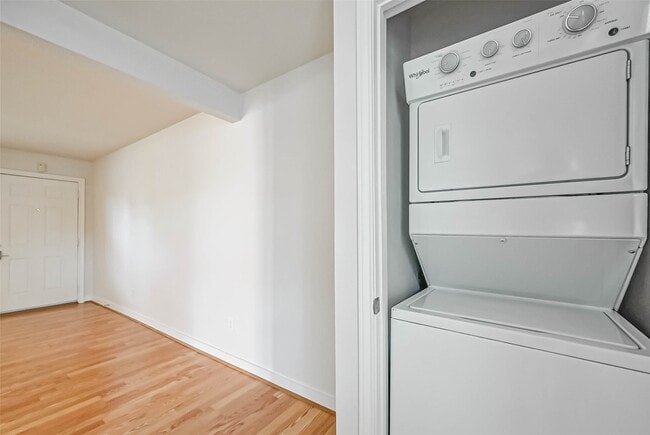 Building Photo - 218 E 14th St