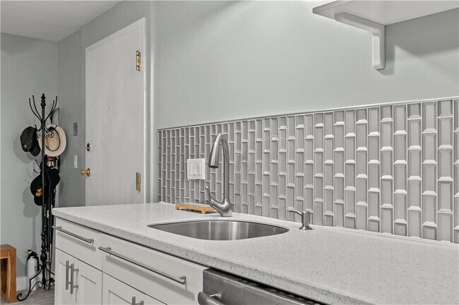 Foto del edificio - 66 Girard Ave