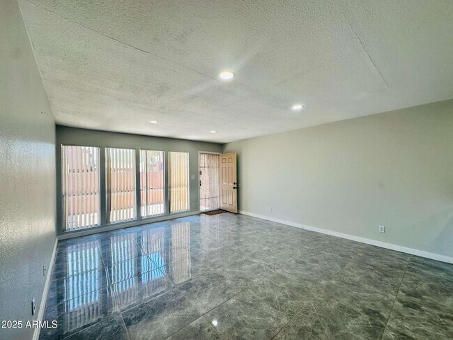 Foto del edificio - 2675 E Silk Oak Dr