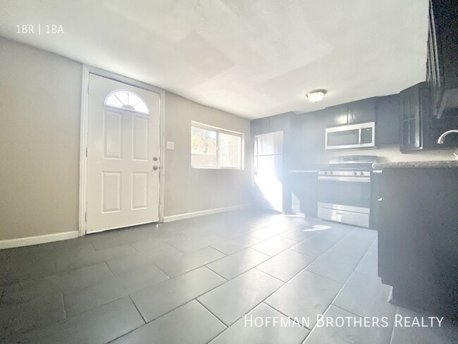 Building Photo - 1253 N Rowan Ave